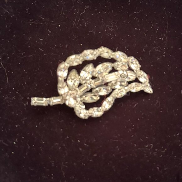 Vintage large clear prong set rhinestone Leaf Broach - Picture 2 of 10